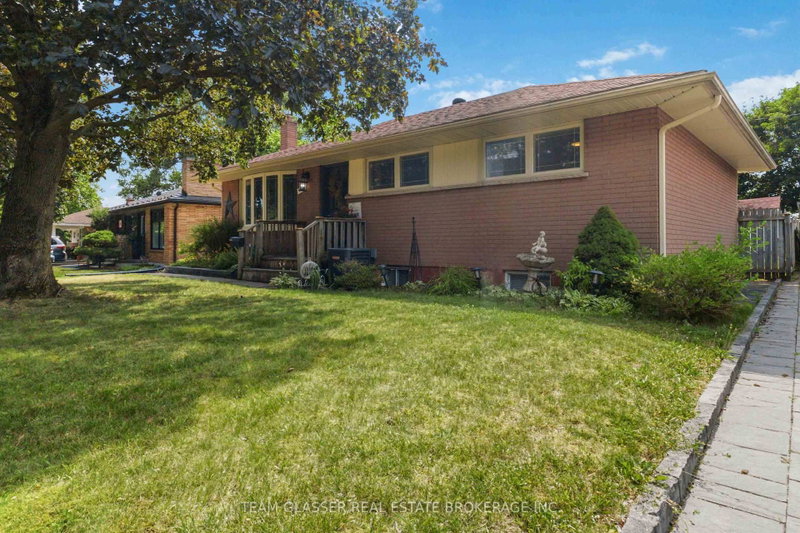307 TWEEDSMUIR Ave photo 4