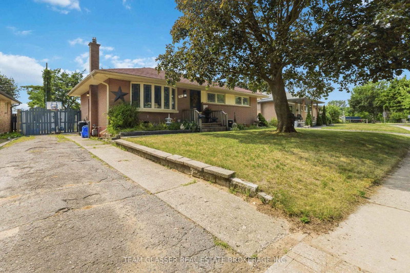 307 TWEEDSMUIR Ave photo 5