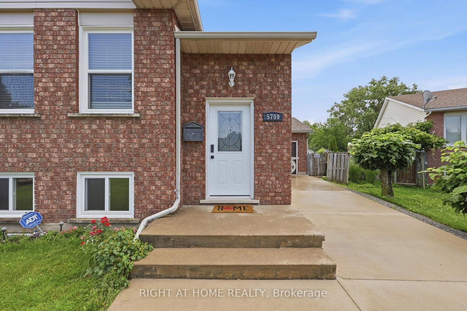 5709 Deerbrook Street • Niagara Falls, ON photo 2
