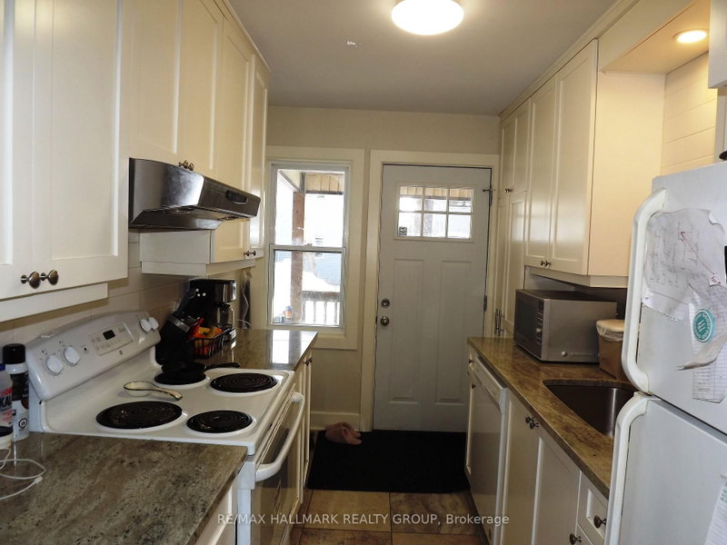 568 Gladstone Ave photo 5