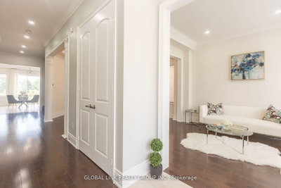44 Golden Hawk Drive • Hamilton, ON photo 2