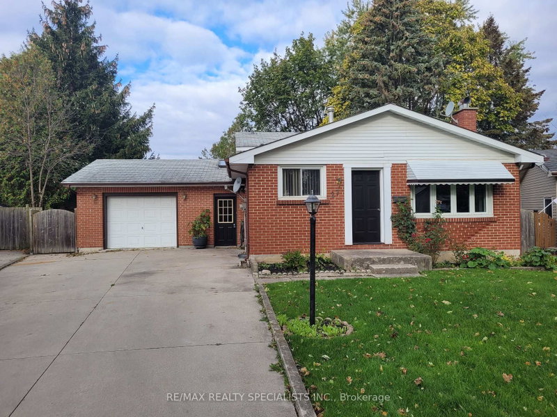 home for lease on 27 TOULON Crescent