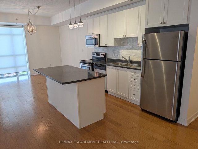 702 - 90 Charlton Avenue W