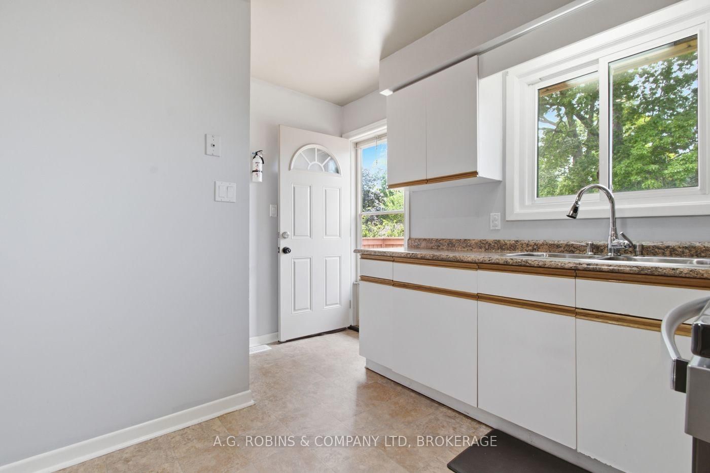 46 Dundonald Street • St. Catharines, ON photo 6
