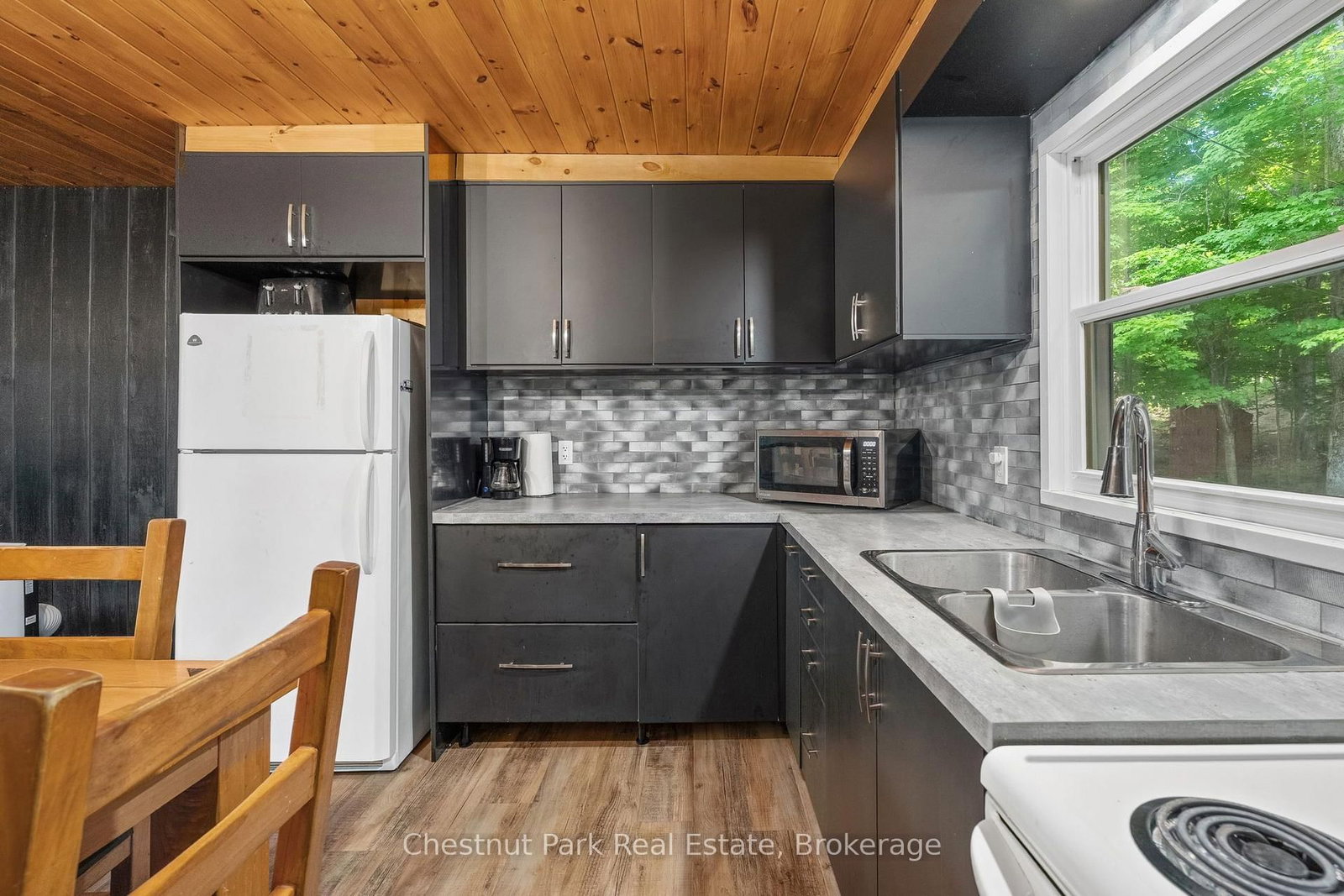 412 Sherwood Drive • Perry, ON photo 18