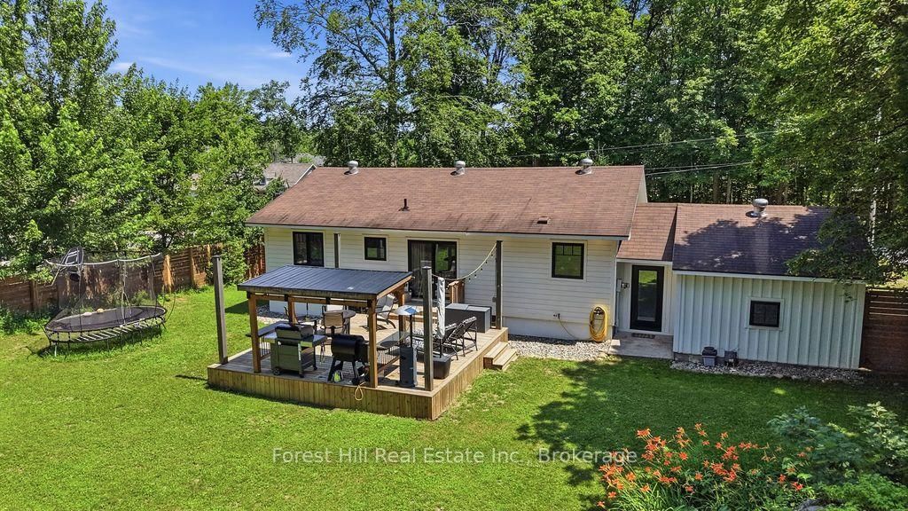 415 Wellington Street • Gravenhurst, ON photo 2