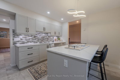 444 Lansdowne Street E — more photos