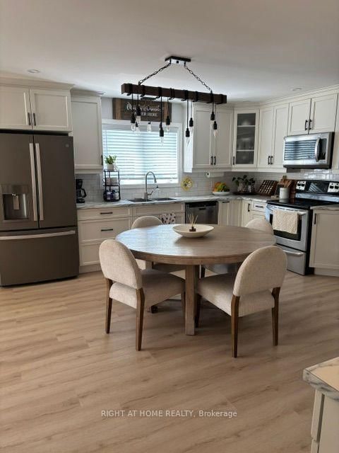 407 KING St photo 4