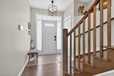 33 SUMMITVIEW Drive — photo 2