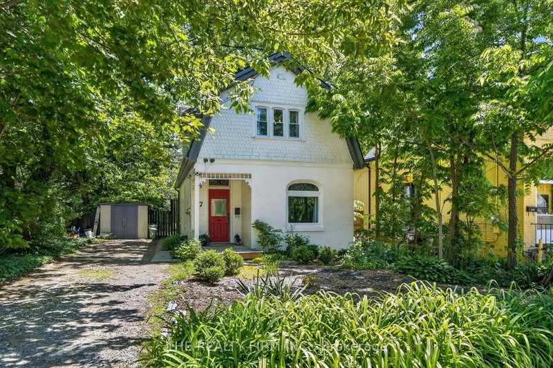17 Woodward Avenue, London North