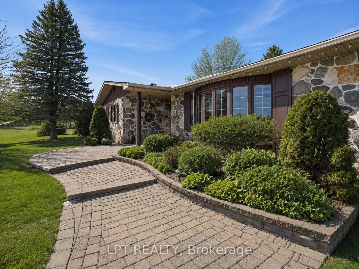 10 Orchard Street • Hawkesbury, ON photo 2