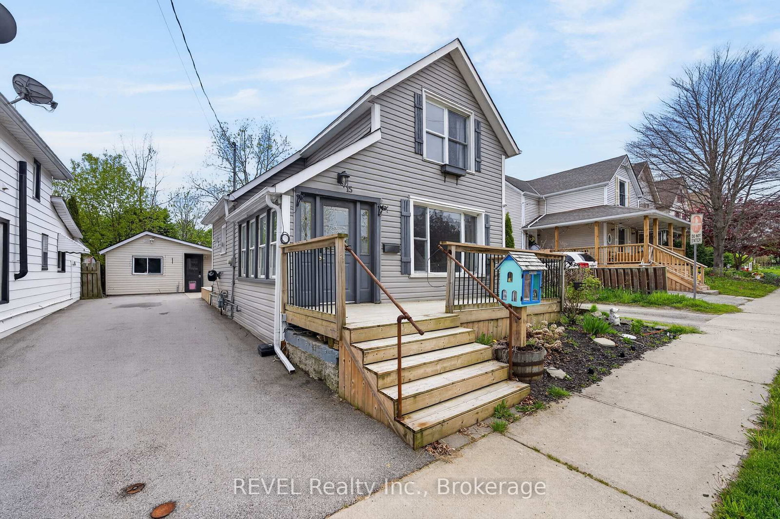 15 Phipps Street • Fort Erie, ON photo 1