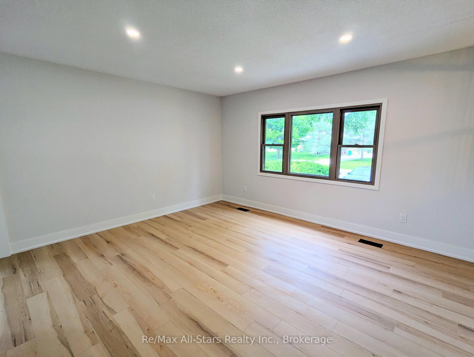1886 Croftdale Crescent • Peterborough, ON photo 9