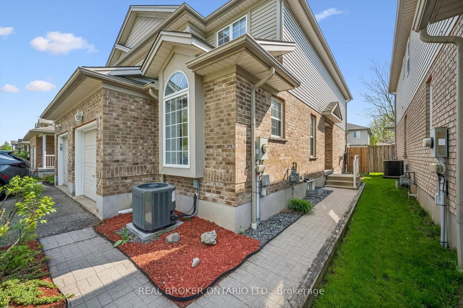 511 Dansbury Drive • Waterloo, ON photo 3