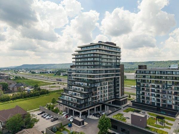 413 - 550 North Service Road
