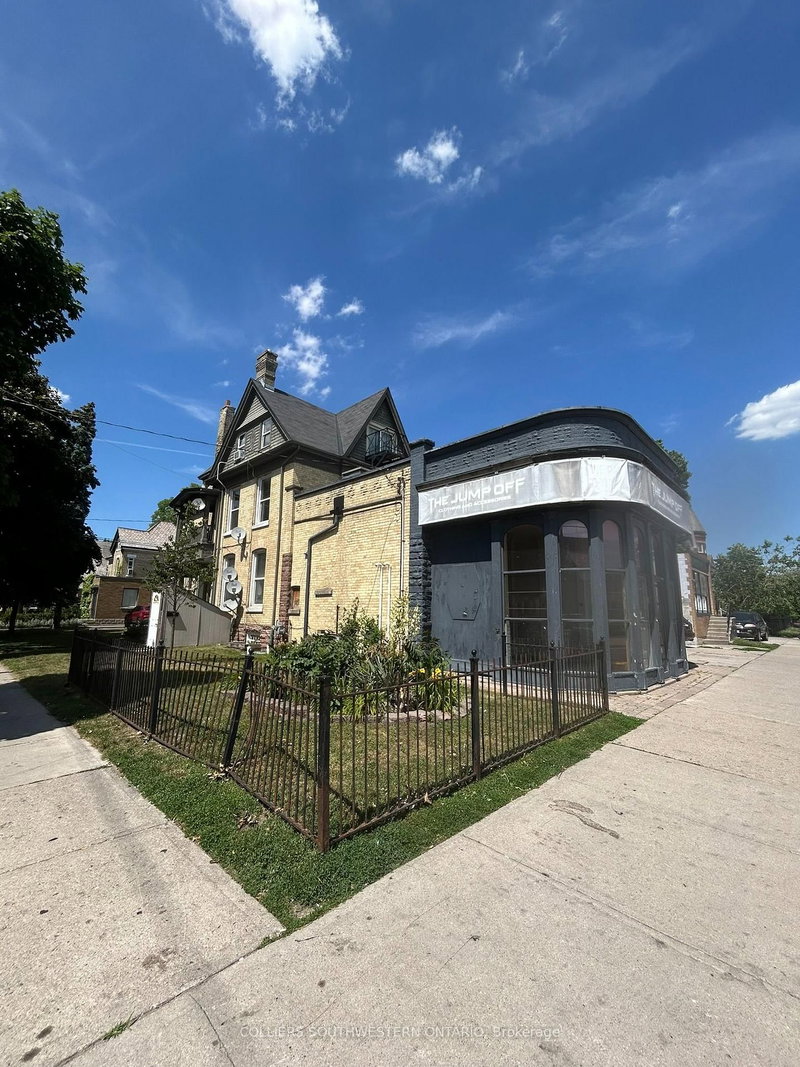 542 Dundas Street