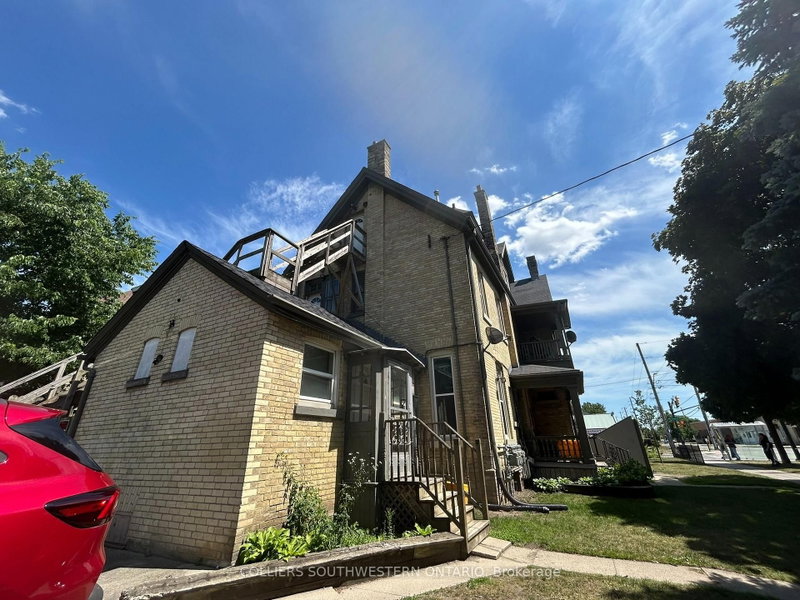 542 Dundas Street