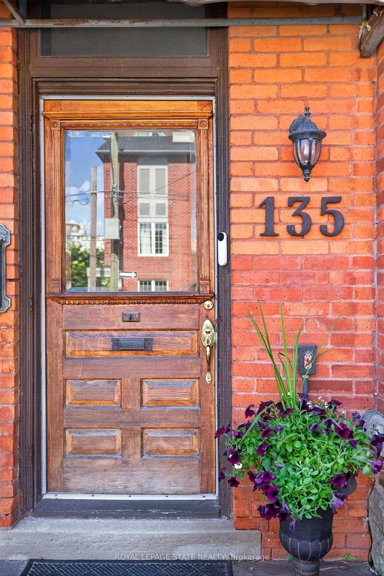 135 Catharine Street S • Hamilton, ON photo 2