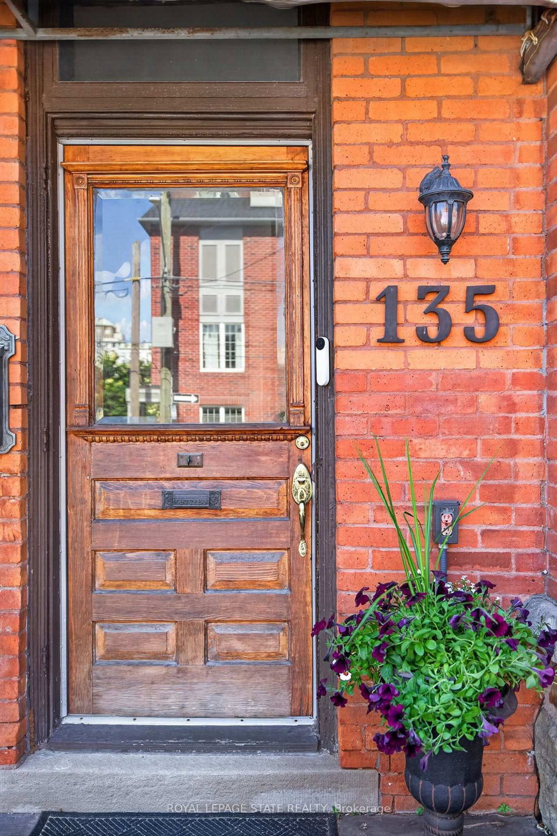 135 Catharine Street S