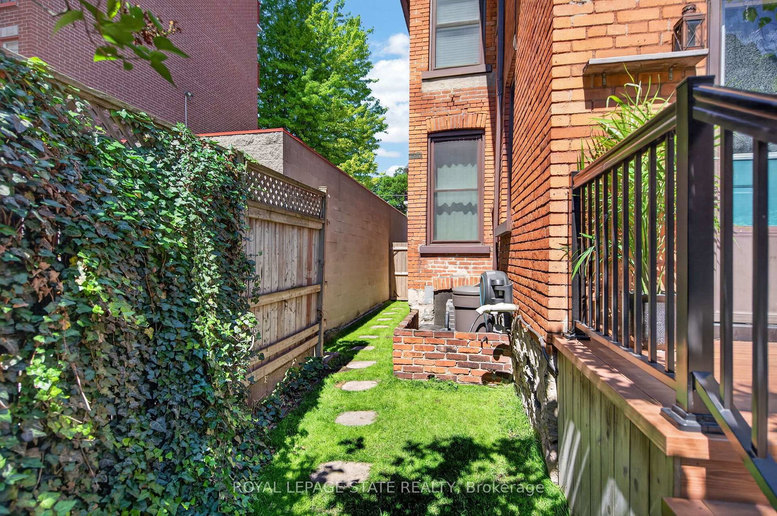 135 Catharine Street S - Photo 39