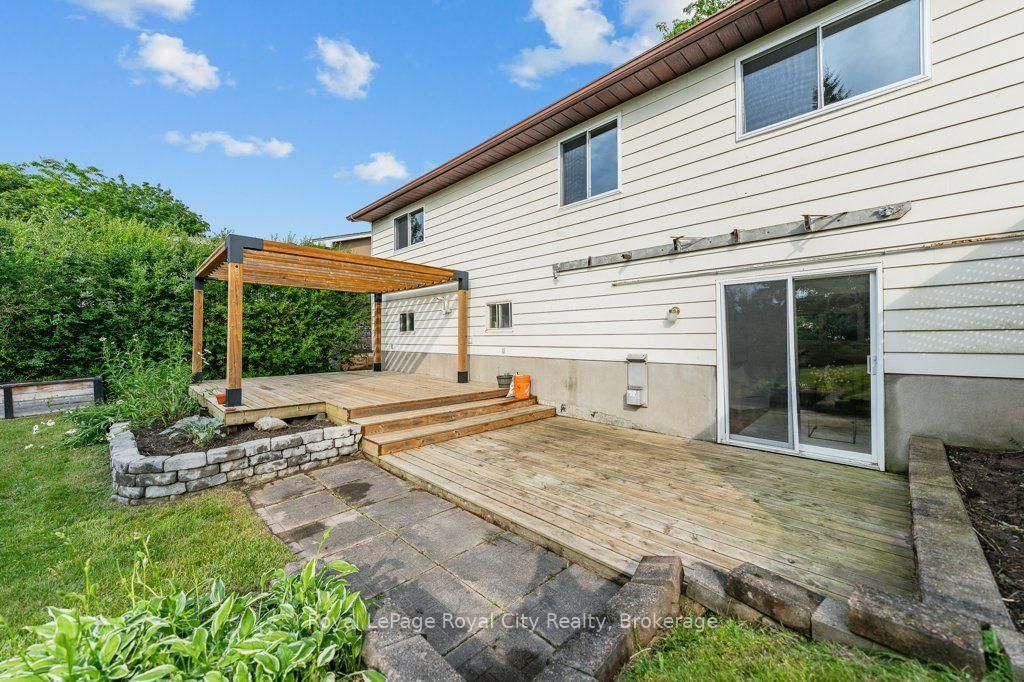 18 Springdale Boulevard • Guelph, ON photo 37