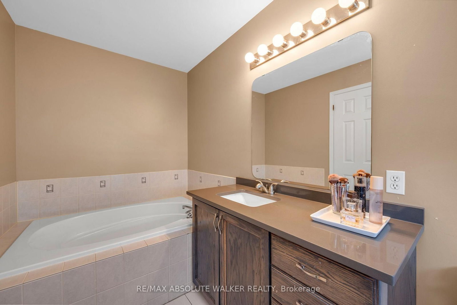 1104 Candlewood Street • Ottawa, ON photo 18