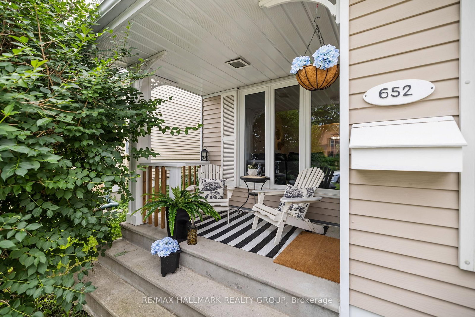 652 Thicket Way • Ottawa, ON photo 2