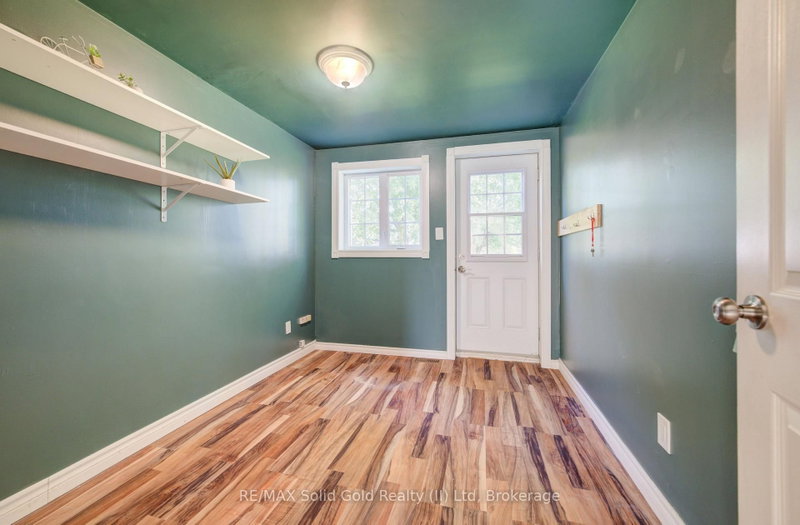 398 Boyne Ave photo 5