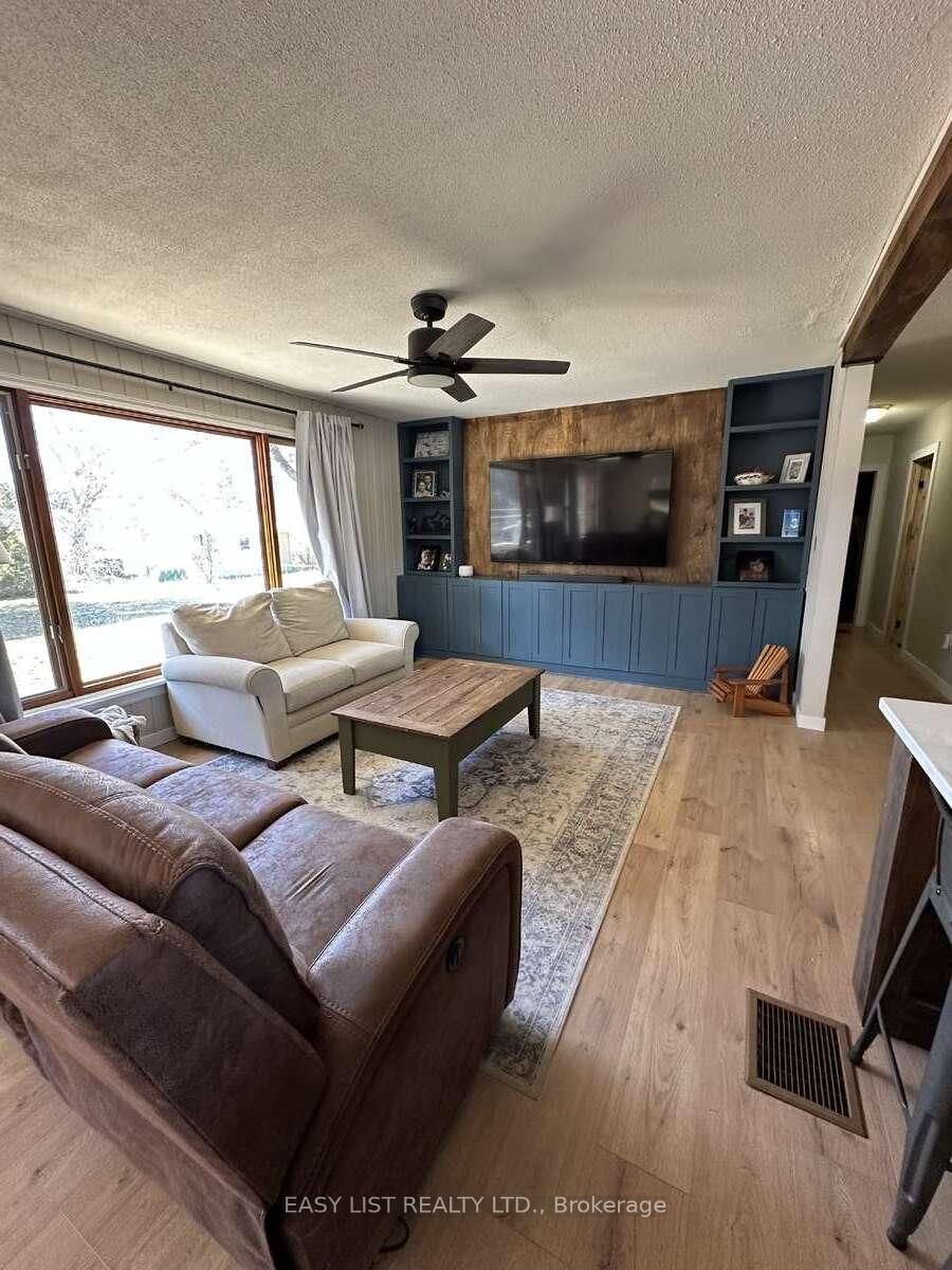7 Fitz Avenue • South River, ON photo 3