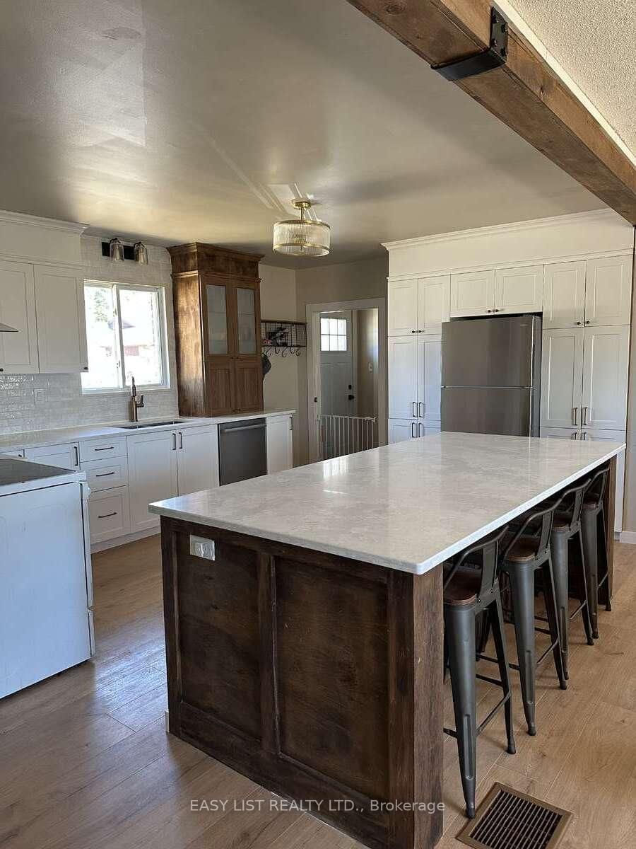7 Fitz Avenue • South River, ON photo 4