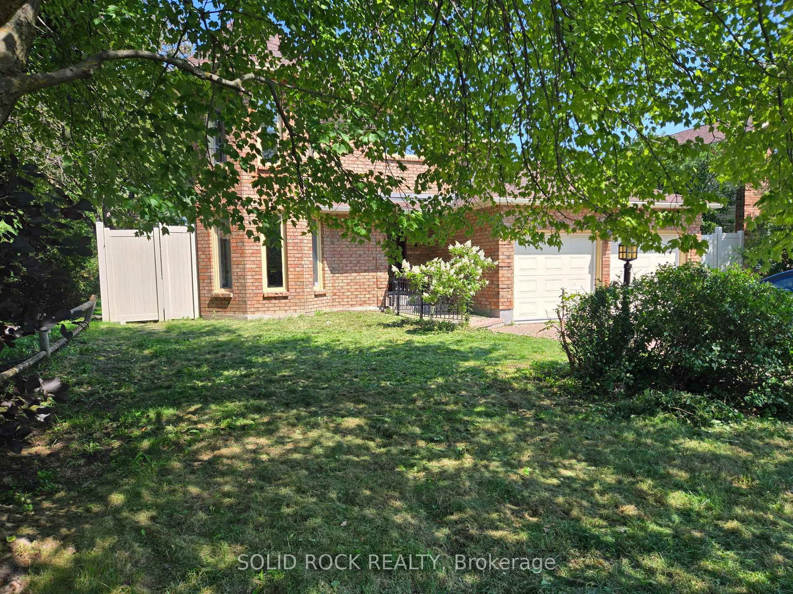 54 Huntsman Crescent • Ottawa, ON photo 2