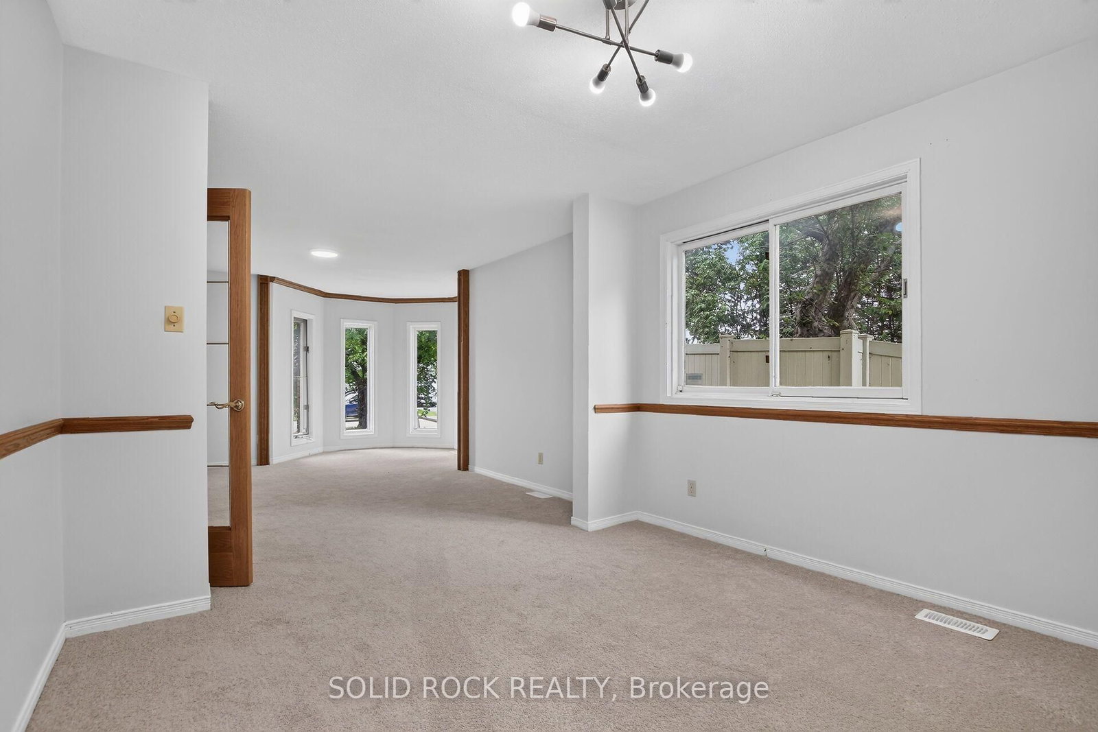 54 Huntsman Crescent • Ottawa, ON photo 9