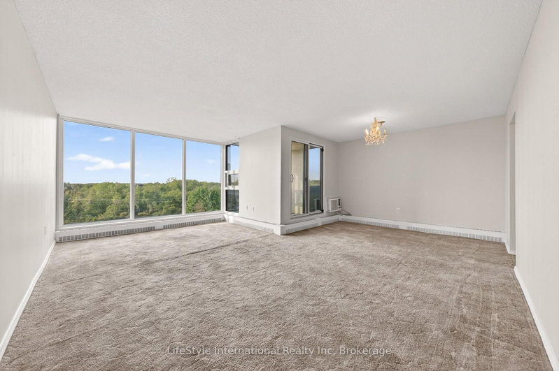 512 - 19 Woodlawn Road E