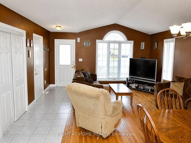 Upper - 62 Highland Road W