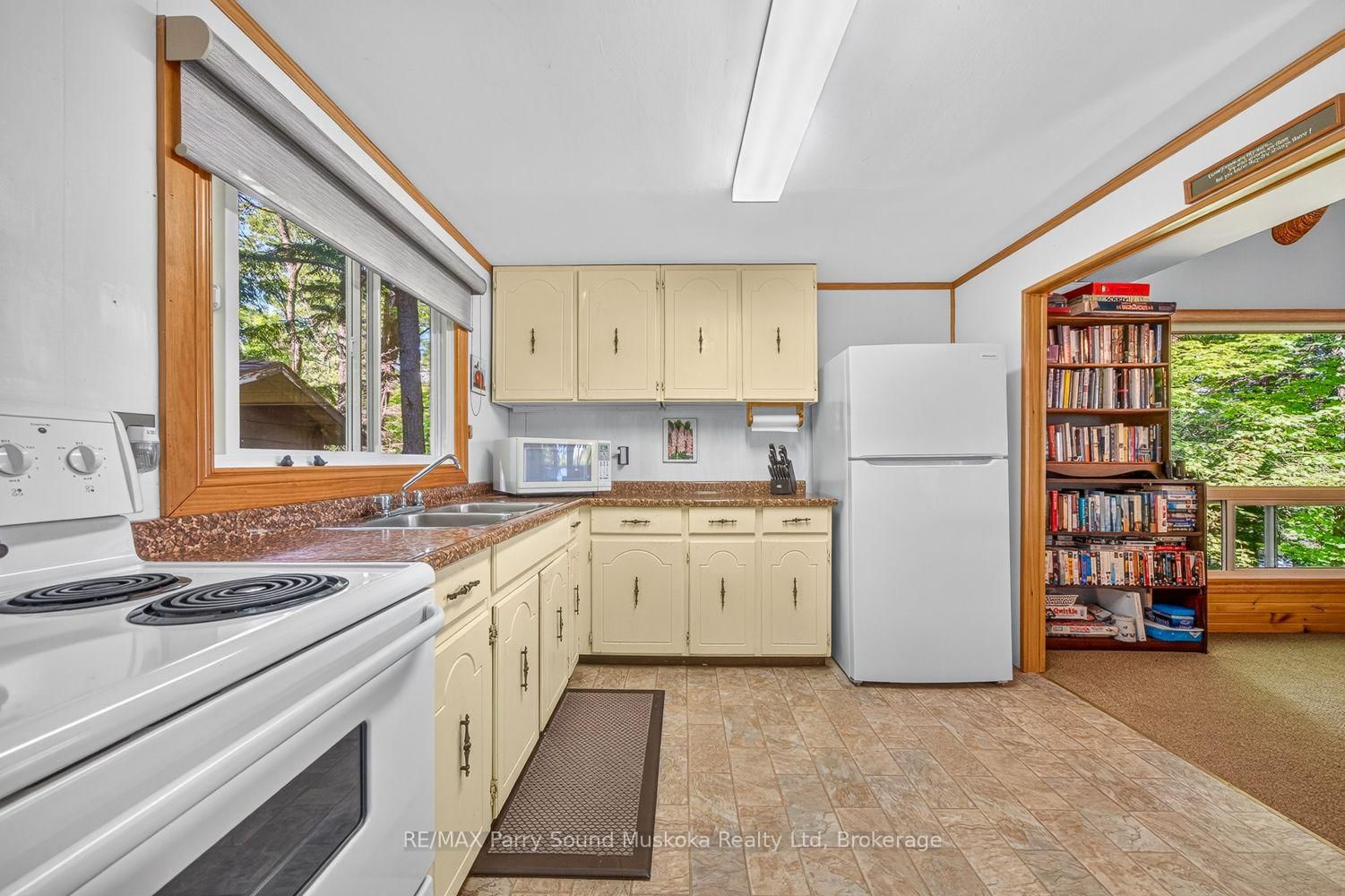 2 South Point Drive • McKellar, ON photo 11
