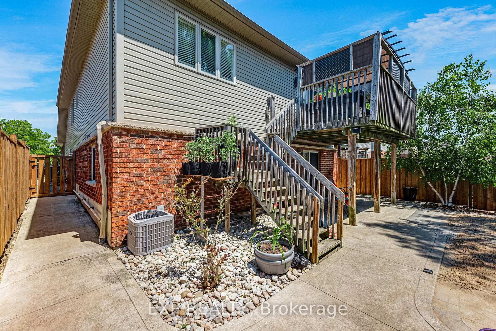 16 Downing Street • Hamilton, ON photo 34