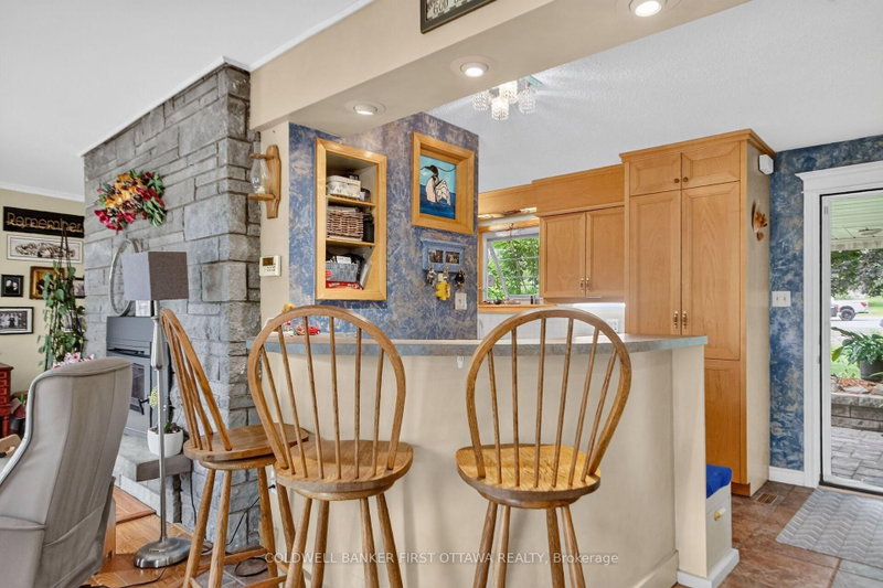 2014 River Rd N photo 5
