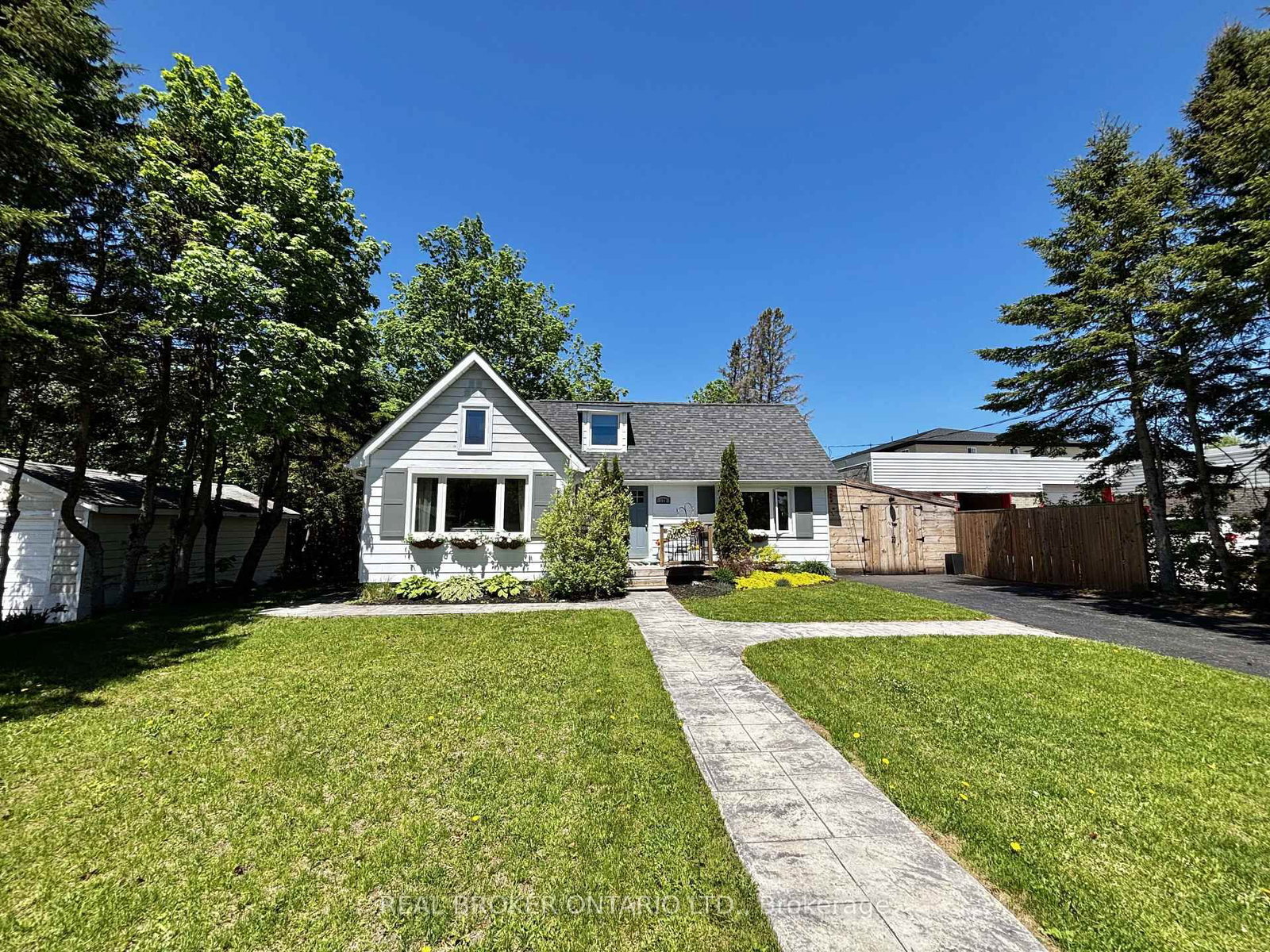Detached House for sale at 170 George Street, Gravenhurst, Ontario, P1P 1E7 - Muskoka (S) - MLS: X13565732