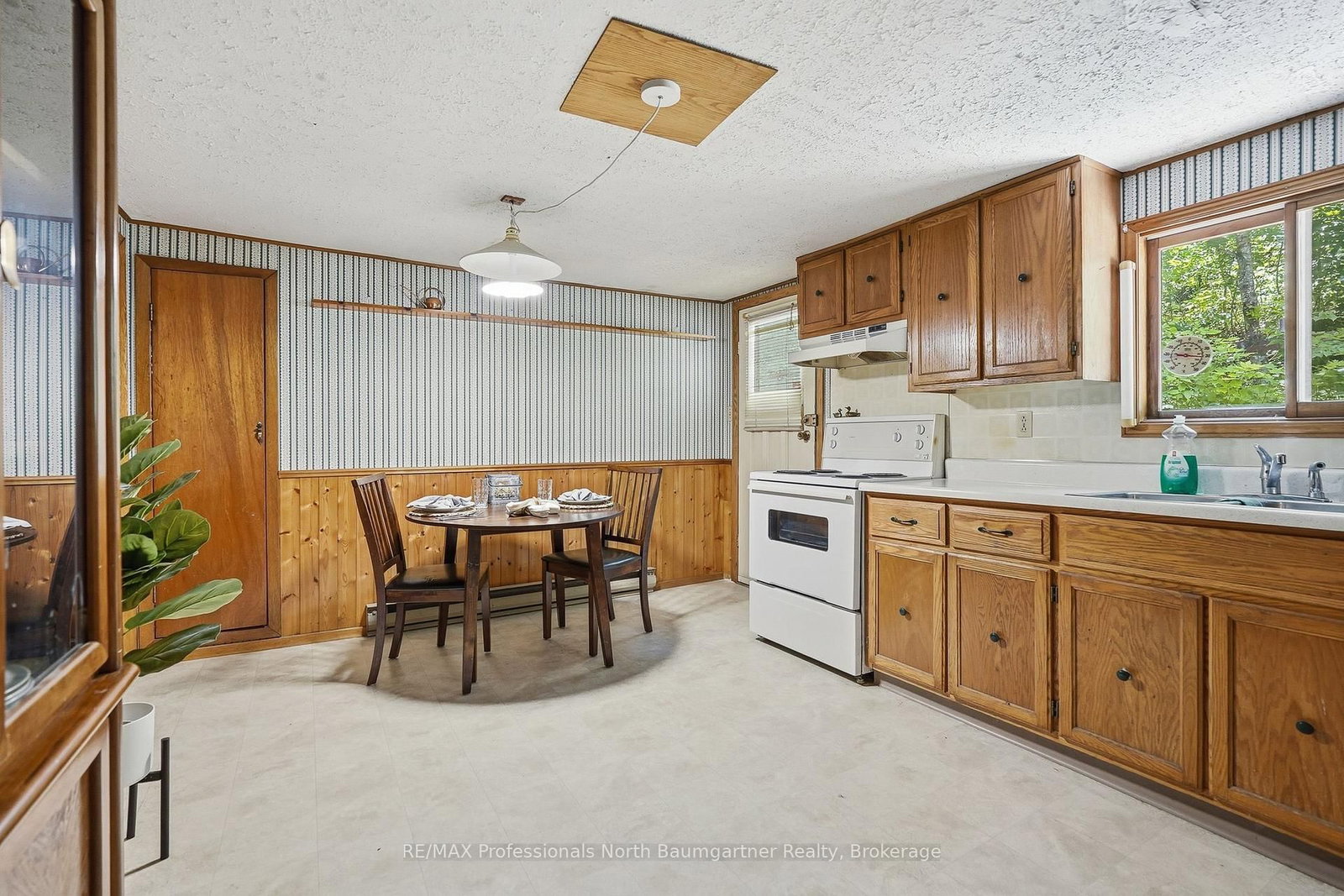 1201 Wenona Lake Road • Dysart et al, ON photo 14