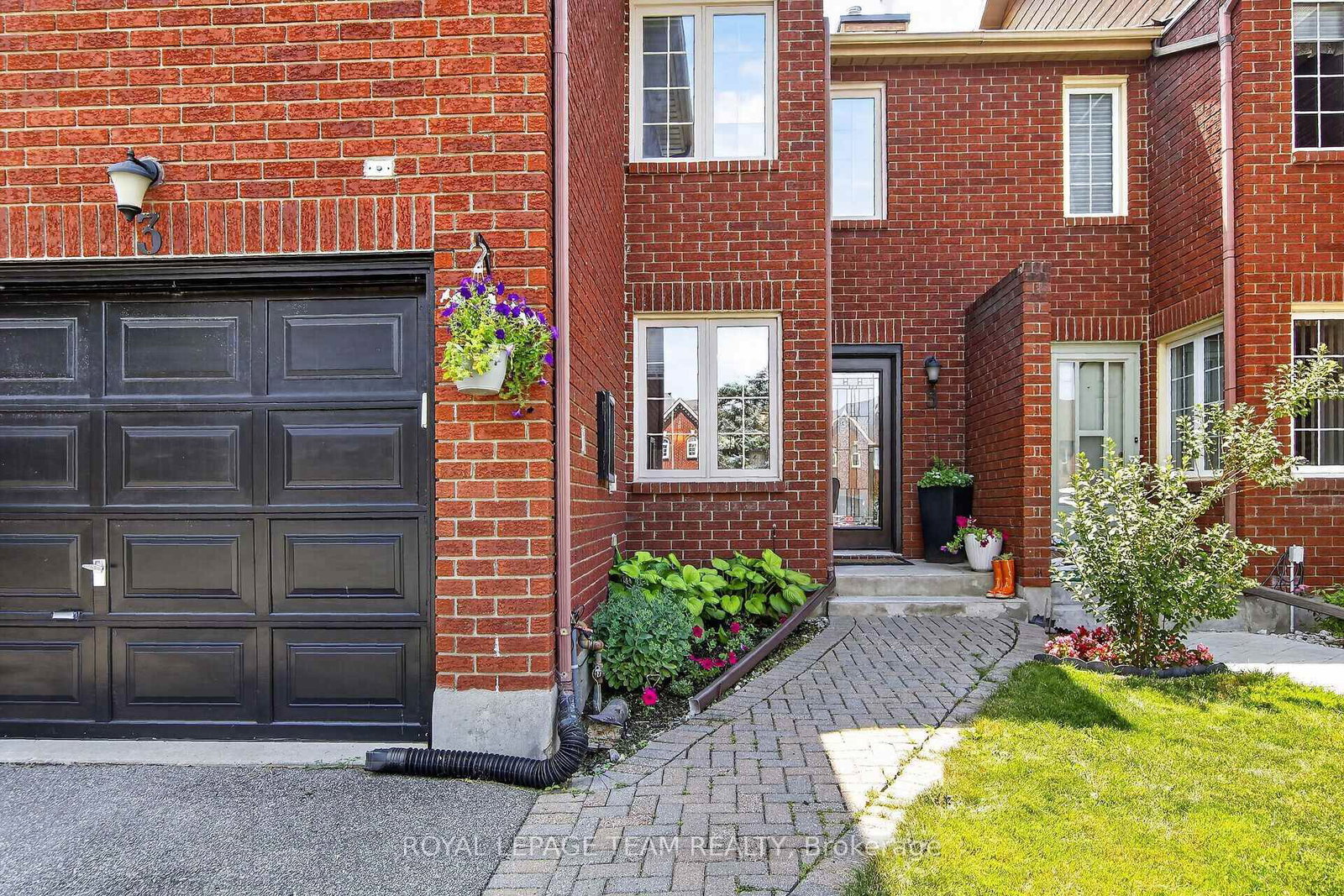 3 Hepburn Court • Ottawa, ON photo 1