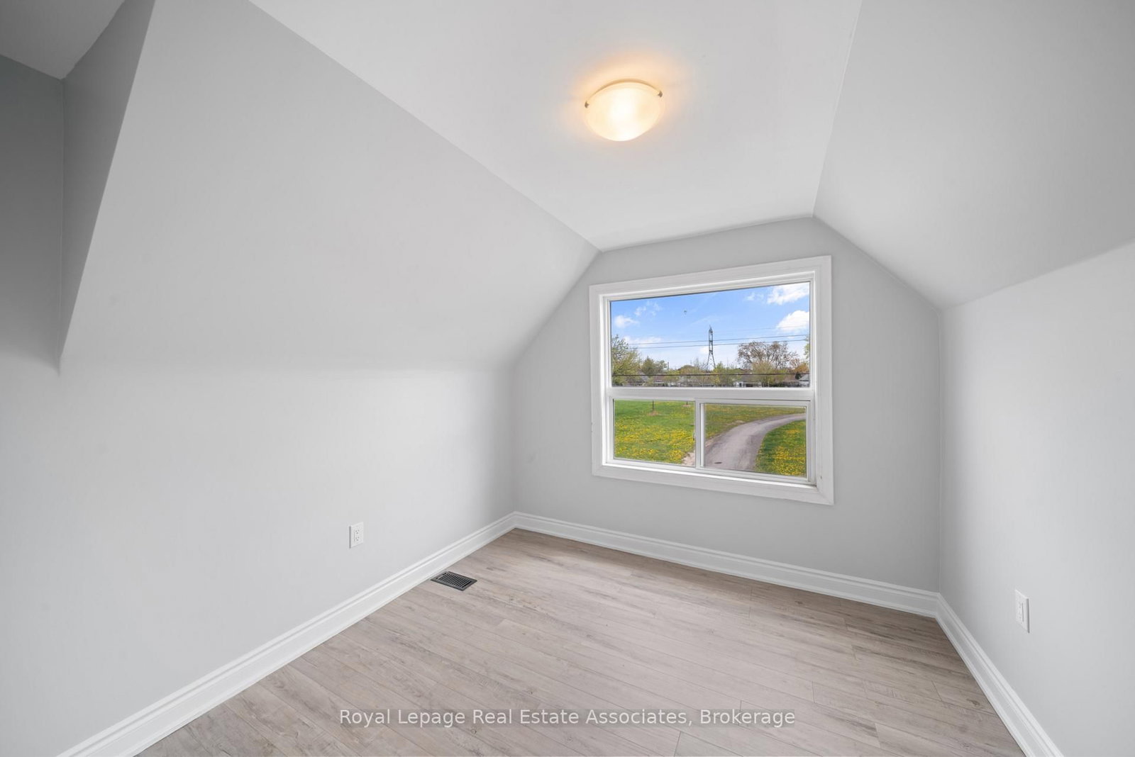 305 Weir Street N • Hamilton, ON photo 15