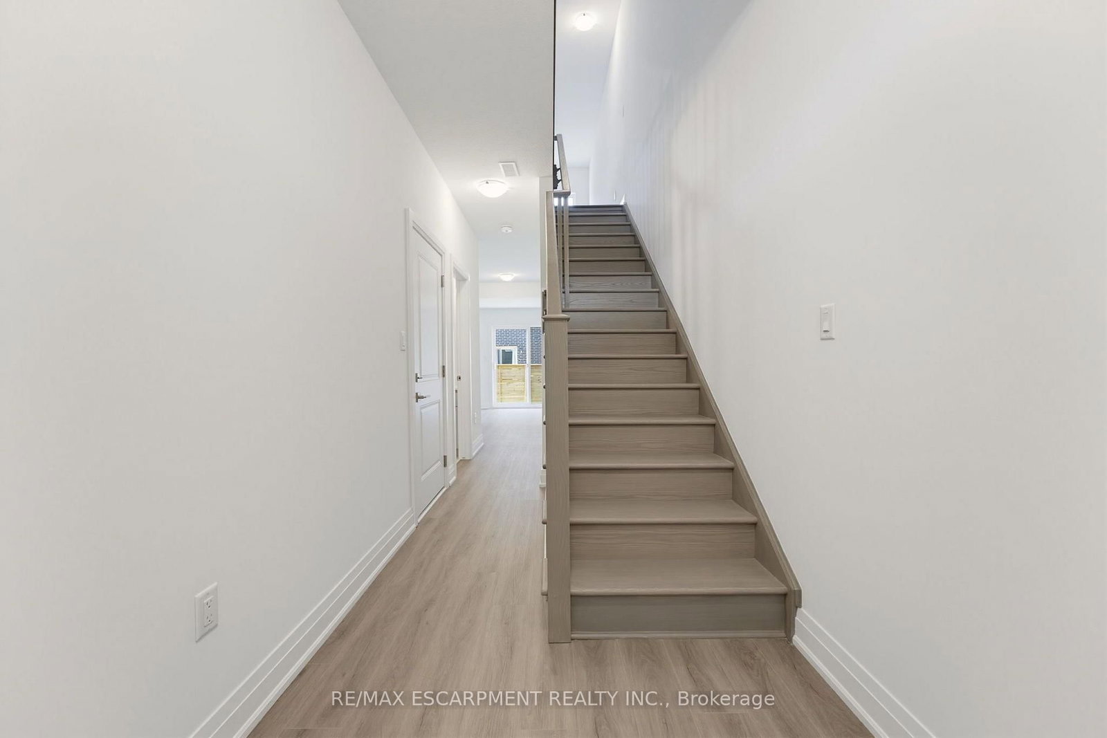 10 CLEAR VALLEY Lane • Hamilton, ON photo 2