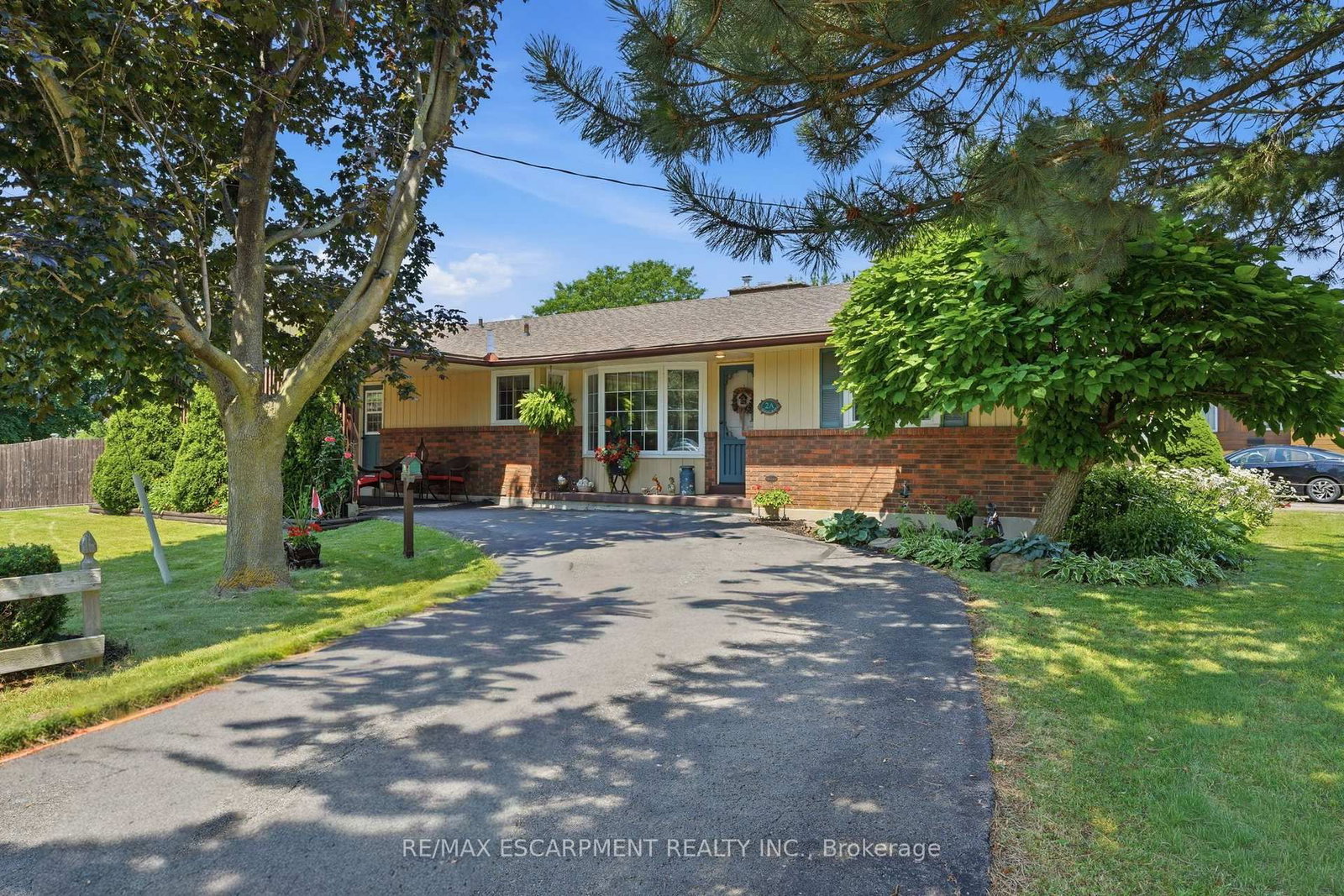 Detached House for sale at 2A Valley Road, St. Catharines, Ontario, L2S 1Y6 - Rykert/Vansickle - MLS: X13568968