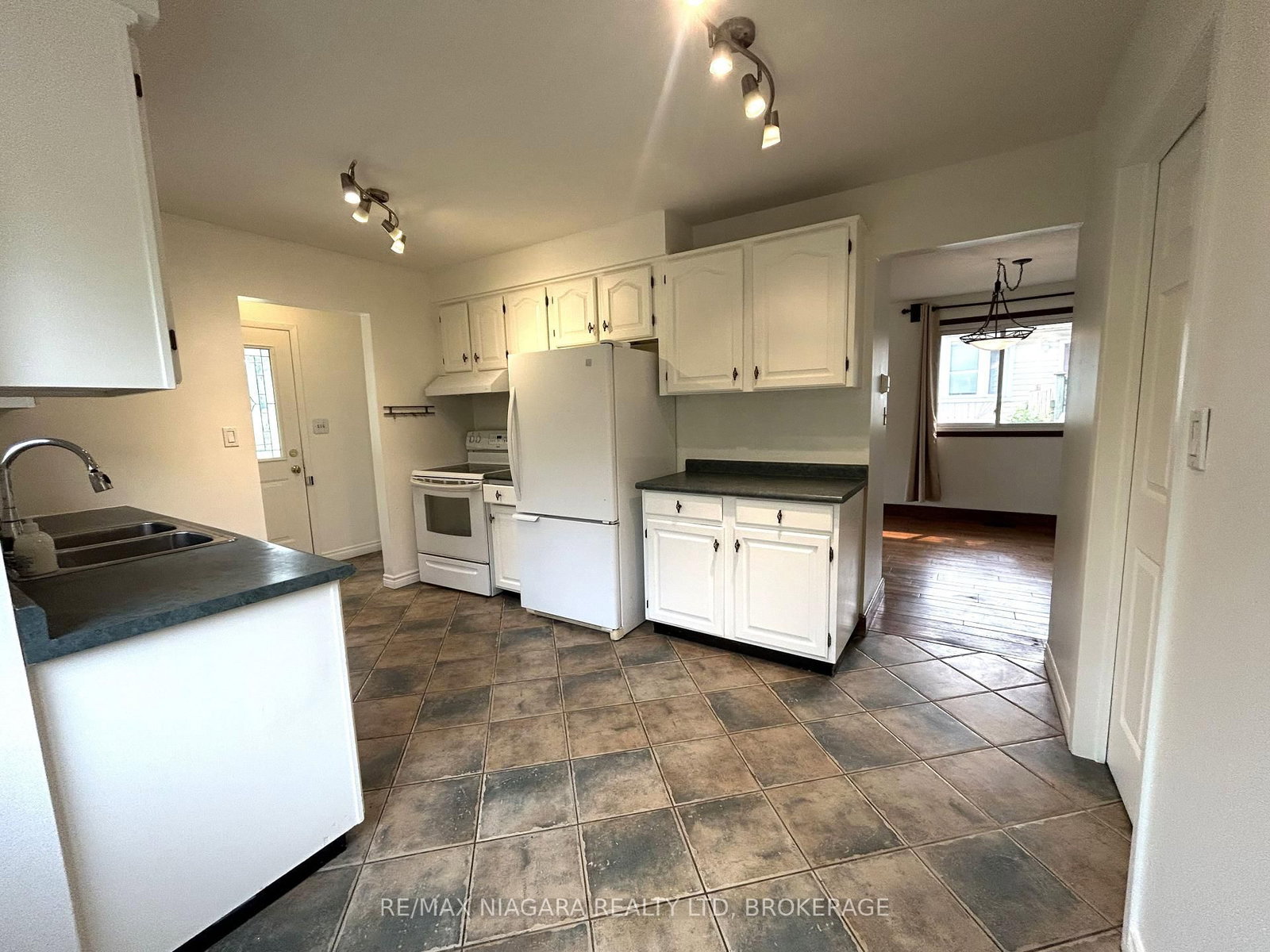 26 Friars Court • St. Catharines, ON photo 12
