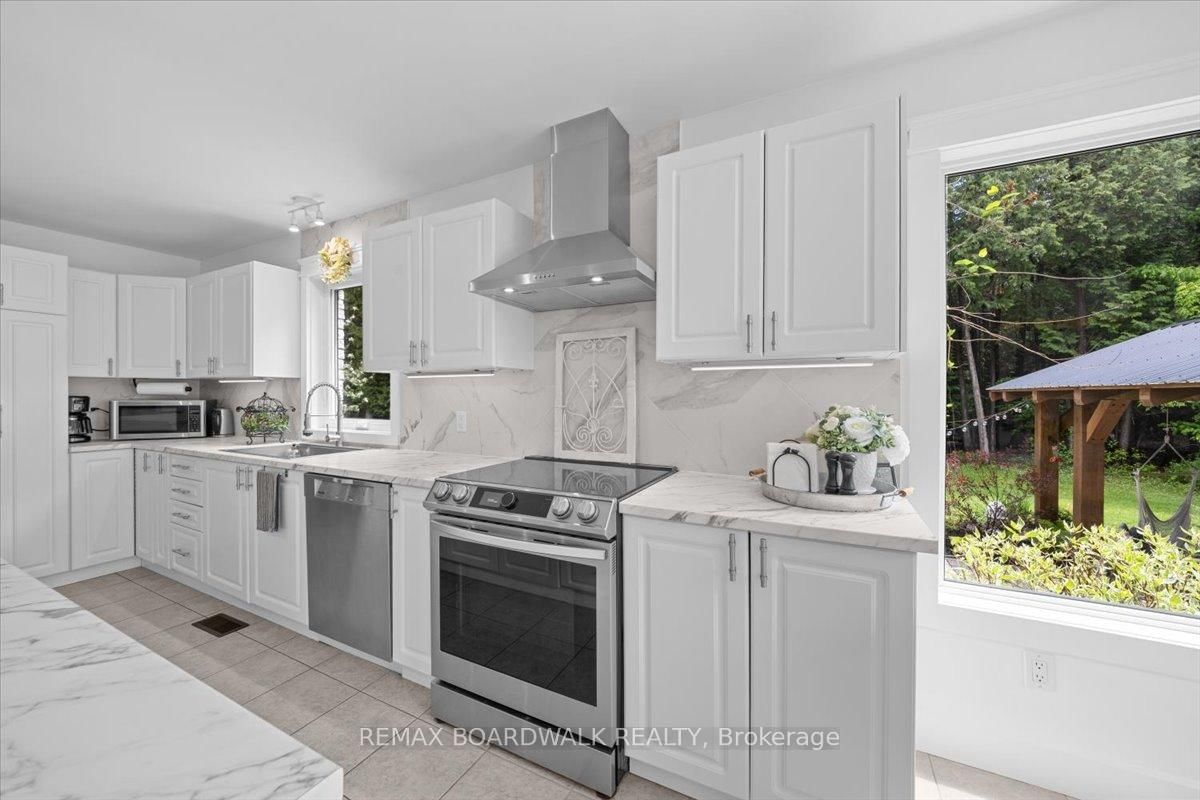 8128 MILES Crescent • Metcalfe, ON photo 13