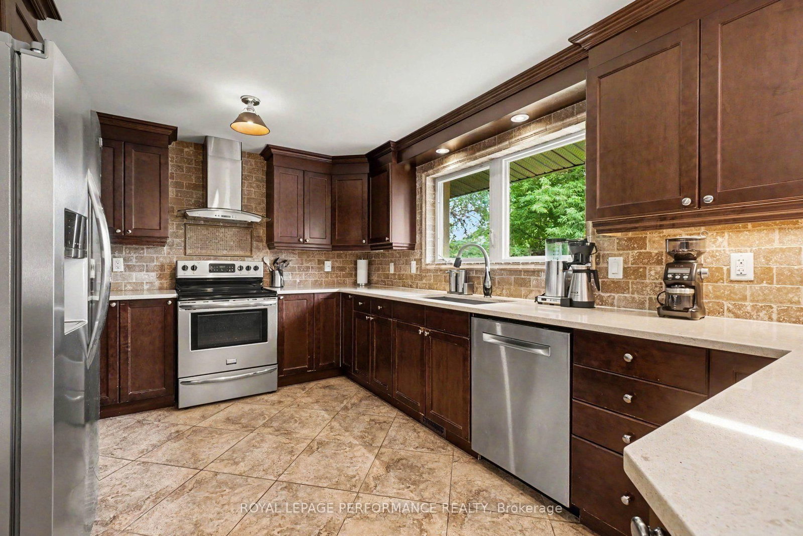 2061 Cabot Street • Ottawa, ON photo 8