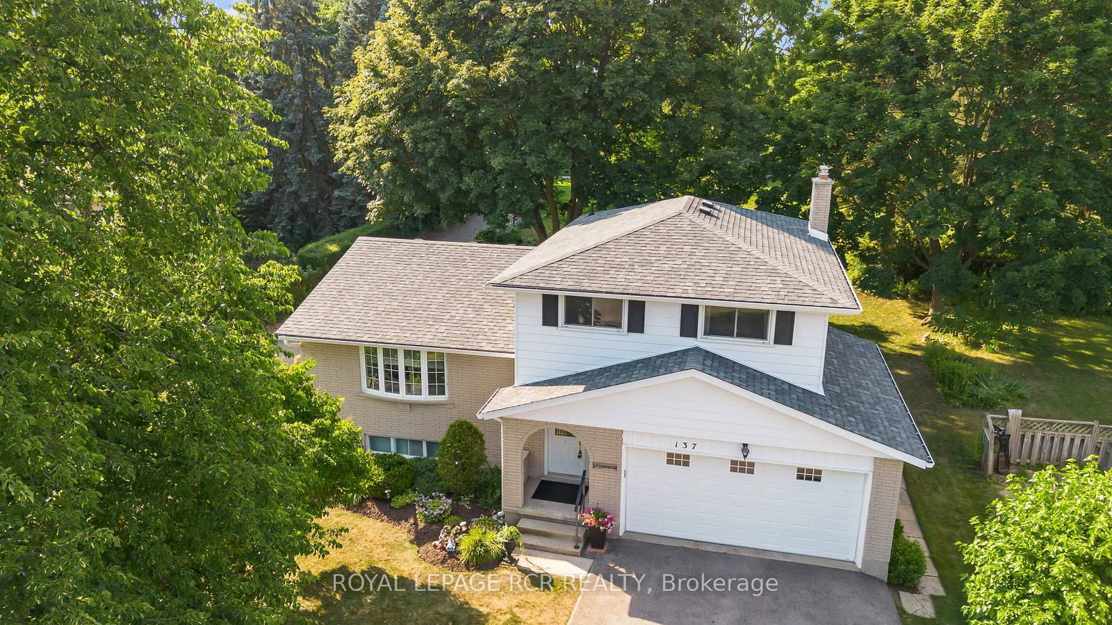 137 White Pine Crescent • Waterloo, ON photo 2