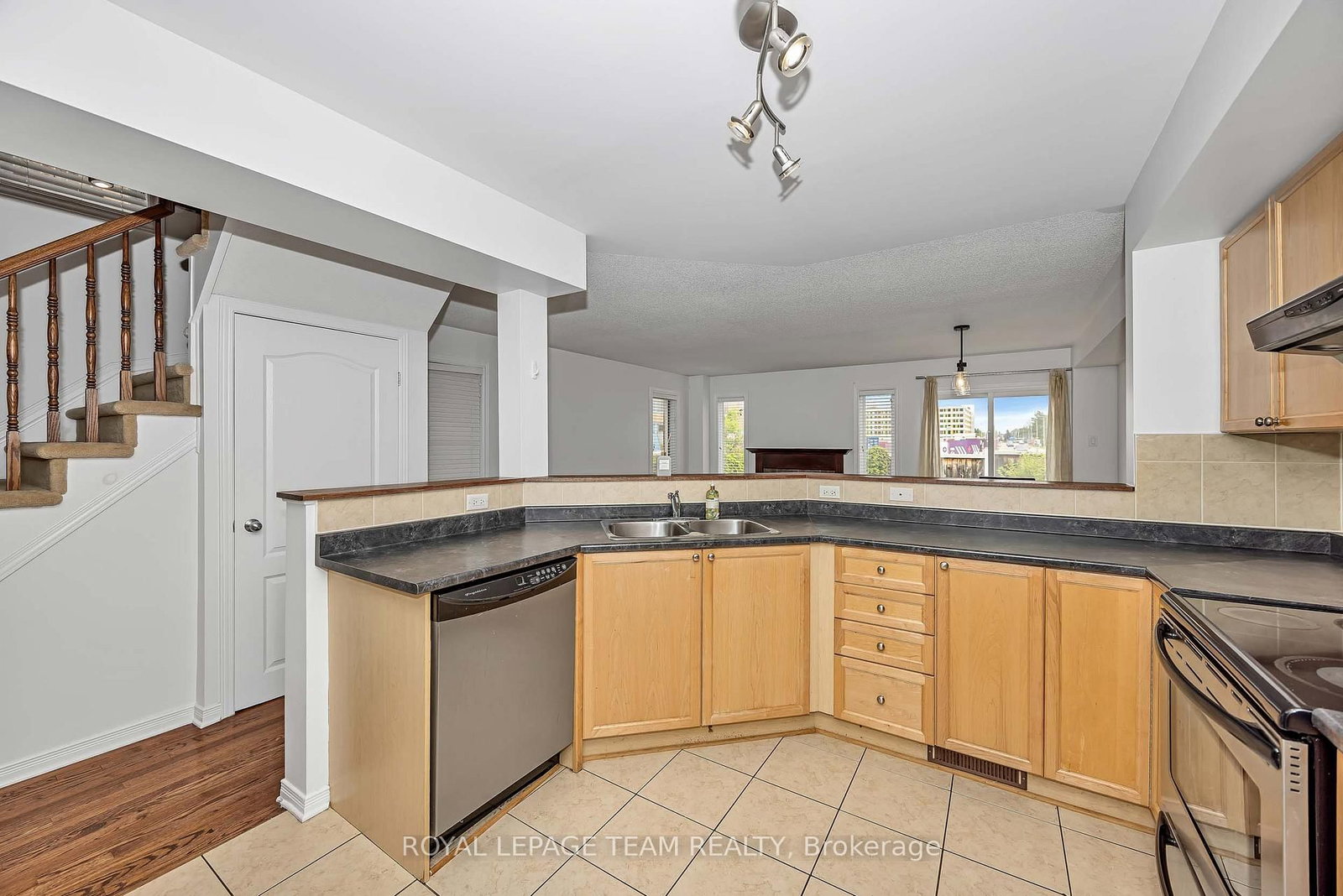 323 Freedom Private, Ottawa 5