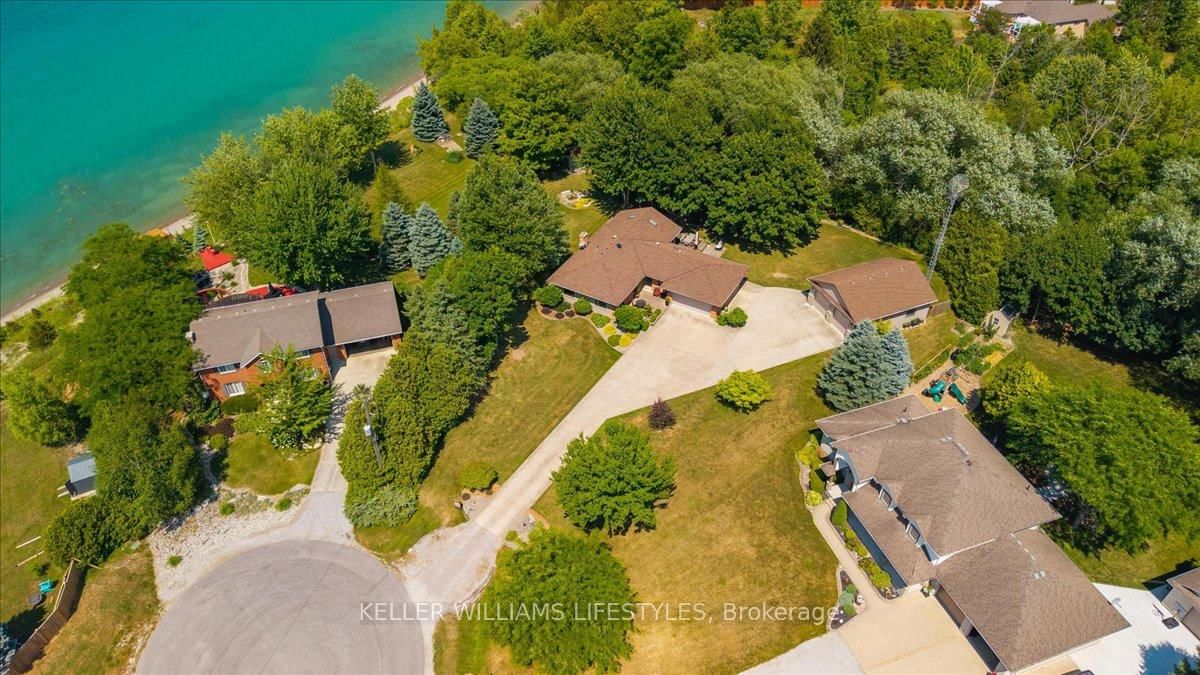 4350 Bluepoint Drive • Plympton-Wyoming, ON photo 3