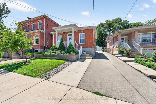 156 SIMCOE Street E